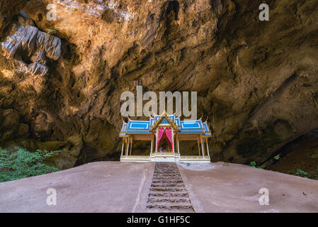 Matin sunbeam sur royal pavilion dans la grotte de Phraya Nakhon, Prachuap Khiri Khan, Thaïlande Banque D'Images