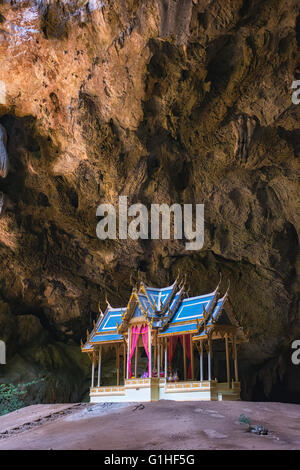 Matin sunbeam sur royal pavilion dans la grotte de Phraya Nakhon, Prachuap Khiri Khan, Thaïlande Banque D'Images