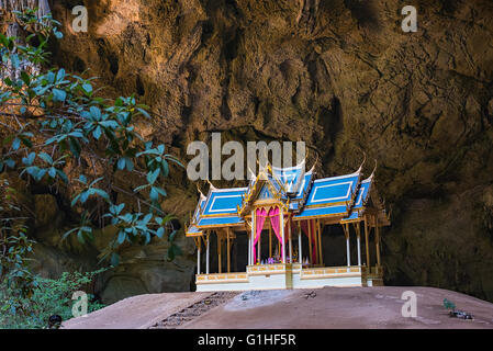 Matin sunbeam sur royal pavilion dans la grotte de Phraya Nakhon, Prachuap Khiri Khan, Thaïlande Banque D'Images