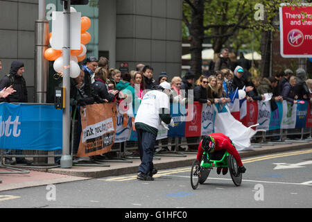 L'athlète en fauteuil roulant au Marathon de Londres Banque D'Images