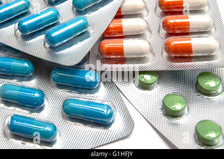 Capsules colorées et comprimés closeup on white Banque D'Images