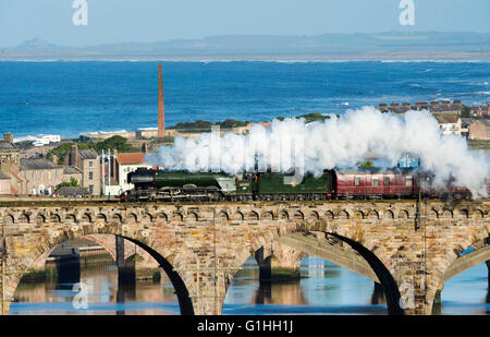 The Flying Scotsman traverse la frontière au pont Royal Cromer sur la route entre New York et Paris, le 14 mai 2016. Banque D'Images