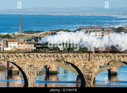 The Flying Scotsman traverse la frontière au pont Royal Cromer sur la route entre New York et Paris, le 14 mai 2016. Banque D'Images