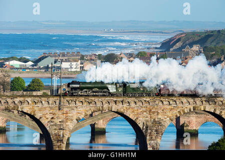 The Flying Scotsman traverse la frontière au pont Royal Cromer sur la route entre New York et Paris, le 14 mai 2016. Banque D'Images