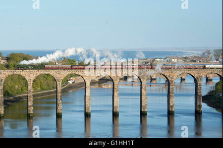 The Flying Scotsman traverse la frontière au pont Royal Cromer sur la route entre New York et Paris, le 14 mai 2016. Banque D'Images