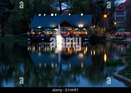 Legnica par nuit, Parkowa Restaurant Banque D'Images