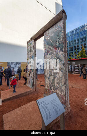 Mur de Berlin à Checkpoint Charlie, Berlin, Allemagne Banque D'Images