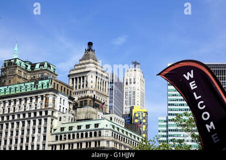 Vue sur le Quartier Financier de Manhattan Skyline de Battery Park, New York City, NY, USA Banque D'Images