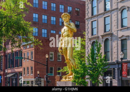 Le 21c Museum Hotel's giant golden statue de David. David est 30 pieds de haut sur la rue Main à Louisville Kentucky Banque D'Images