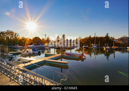 Millway Marina, Barnstable, Cape Cod, Massachusetts dans l'automne l'automne avec la solarisation des bateaux en bois, ciel bleu clair, l'espace de copie. Banque D'Images