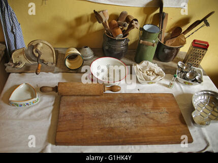 Photo de la coutellerie dans l'antique cuisine Banque D'Images