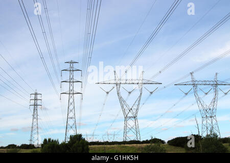 Les lignes électriques et les pylônes d'Australie à Melbourne Australie Victoria Banque D'Images