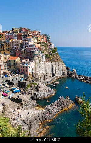 Manarola, La Spezia, Ligurie, Italie. Manarola est un des cinq villages des Cinque Terre, ou des Cinq Terres. Vue d'ensemble. Banque D'Images