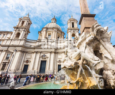 Rome, Italie. La Piazza Navona. Fontana dei Quattro Fiumi, ou Fontaine des Quatre Fleuves, créé par Gian Lorenzo Bernini. Banque D'Images