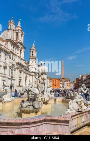 Rome, Italie. La Piazza Navona. À la nord, au-dessus de la Fontana del Moro, ou fontaine de maure. Banque D'Images