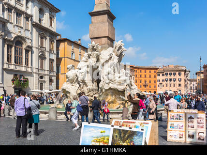 Rome, Italie. La Piazza Navona. Fontana dei Quattro Fiumi, ou la fontaine des Quatre Fleuves, créé par Gian Lorenzo Bernini Banque D'Images