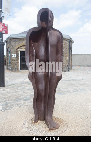 Assemblée générale 16 HAUT 188CM CHIFFRES ÉDITION FONTE sculpture par Peter Burke, Woolwich Banque D'Images