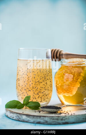 Graines de basilic verre de miel naturel dans verre Banque D'Images