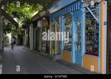 Boutique de souvenirs et d'autres magasins de détail locaux le long de P. Kida str., le plus central dans la rue centrale de Myrina marché. Banque D'Images