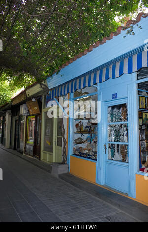 Boutique de souvenirs et d'autres entreprises locales le long des façades, la rue P. Kida plus central dans la rue centrale de Myrina marché. Banque D'Images