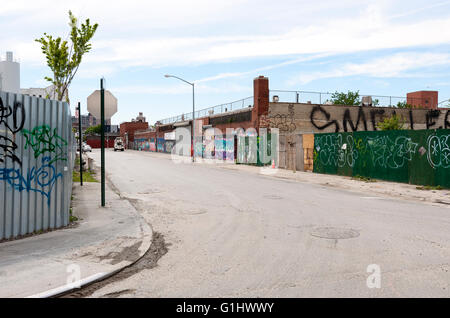 Scène de rue urbains dangereux vide, Bushwick, Brooklyn, New York. Banque D'Images