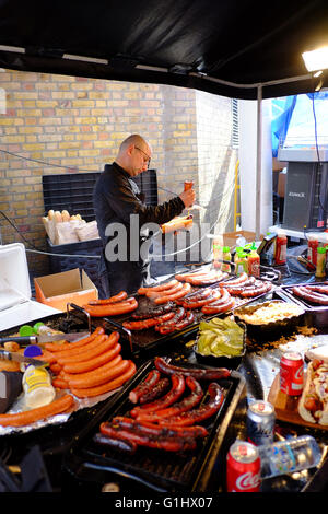 Saucisse hot-dog à M. vendeur Brick Lane Market à Shoreditch, London, England Banque D'Images