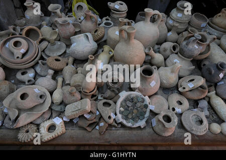 Pile de pièces anciennes à Baidun antiquité shop situé sur la Via Dolorosa vieille ville Jérusalem, Israël Banque D'Images