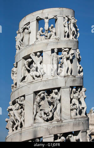 Mémorial à industriel du textile italien Antonio Bernocchi conçu par l'architecte Alessandro Minali et sculpteur Giannino Castiglioni (1936) au Cimetière Monumental (Cimitero Monumentale di Milano) à Milan, Lombardie, Italie. Banque D'Images