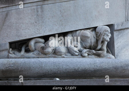 Judas Iscariot. Statue en marbre par le sculpteur Giannino Castiglioni (1936). Détail du monument industriel du textile à l'Italien Antonio Bernocchi conçu par l'architecte Alessandro Minali au Cimetière Monumental (Cimitero Monumentale di Milano) à Milan, Lombardie, Italie. Banque D'Images