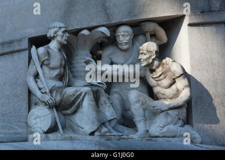 Se moquer du Christ. Statue en marbre par le sculpteur Giannino Castiglioni (1936). Détail du monument industriel du textile à l'Italien Antonio Bernocchi conçu par l'architecte Alessandro Minali au Cimetière Monumental (Cimitero Monumentale di Milano) à Milan, Lombardie, Italie. Banque D'Images