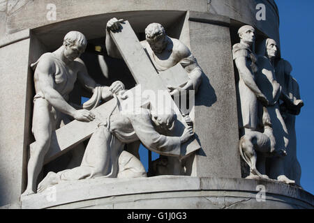 Le Christ portant la croix. Statue en marbre par le sculpteur Giannino Castiglioni (1936). Détail du monument industriel du textile à l'Italien Antonio Bernocchi conçu par l'architecte Alessandro Minali au Cimetière Monumental (Cimitero Monumentale di Milano) à Milan, Lombardie, Italie. Banque D'Images