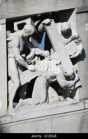 Le Christ portant la croix. Statue en marbre par le sculpteur Giannino Castiglioni (1936). Détail du monument industriel du textile à l'Italien Antonio Bernocchi conçu par l'architecte Alessandro Minali au Cimetière Monumental (Cimitero Monumentale di Milano) à Milan, Lombardie, Italie. Banque D'Images