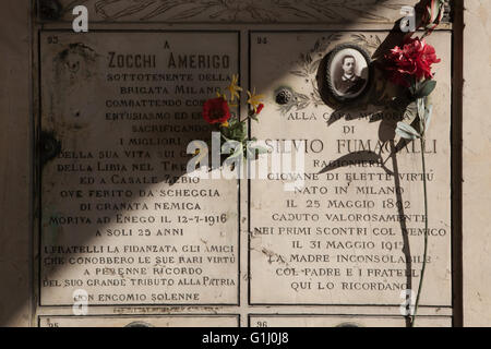 Plaques commémoratives de soldats italiens tombés lors de la Première Guerre mondiale à la cimetière Monumental (Cimitero Monumentale di Milano) à Milan, Lombardie, Italie. Cénotaphe à Zocchi Amerigo tombé le 12 juillet 1916, et de Silvio Fumagalli tombé le 31 mai 1915, à la première bataille avec les troupes allemandes. Banque D'Images