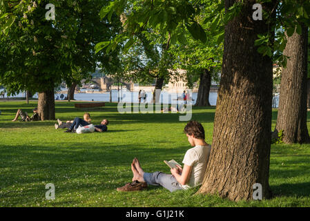 Les personnes bénéficiant d'une journée d'été dans l'herbe, Strelecky ostrov, Prague, République Tchèque Banque D'Images