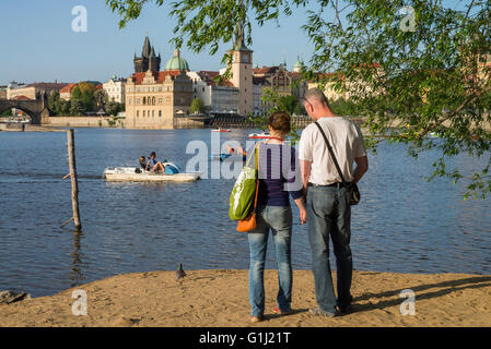 Vue sur la rivière Vltava à l'Bedrich Smetana Museum et Tour du pont de la Vieille Ville, Prague, République Tchèque, République Tchèque Banque D'Images