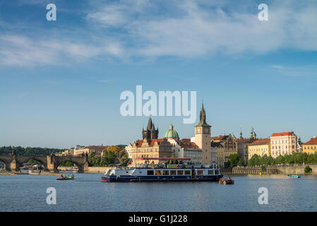 Vue sur la rivière Vltava à l'Bedrich Smetana Museum et Tour du pont de la Vieille Ville, Prague, République Tchèque, République Tchèque Banque D'Images