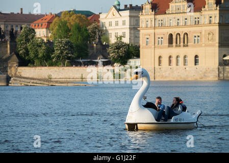 Vue sur la rivière Vltava à l'Bedrich Smetana Museum et Tour du pont de la Vieille Ville, Prague, République Tchèque, République Tchèque Banque D'Images