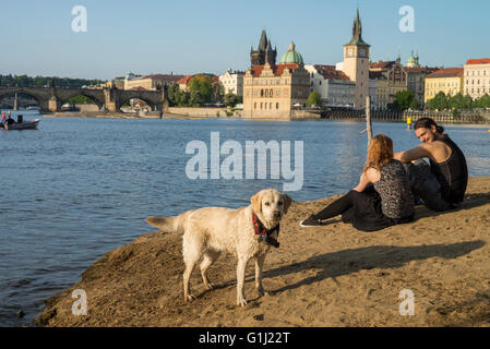 Vue sur la rivière Vltava à l'Bedrich Smetana Museum et Tour du pont de la Vieille Ville, Prague, République Tchèque, République Tchèque Banque D'Images