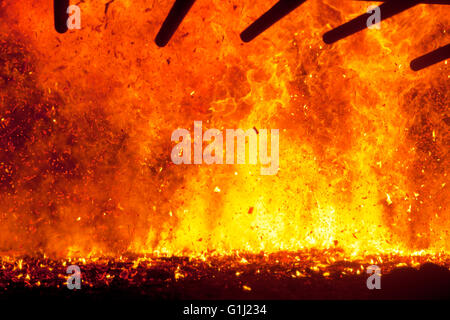 La combustion de copeaux à 970 °C dans la chambre de combustion du bois-énergie de l'usine de Port Talbot, Pays de Galles. Banque D'Images