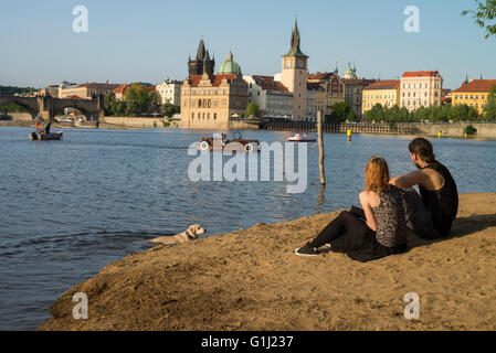 Les personnes bénéficiant de l'été avec la plage de l'île strelecky chien - vieille ville en arrière-plan, Prague, République Tchèque Banque D'Images