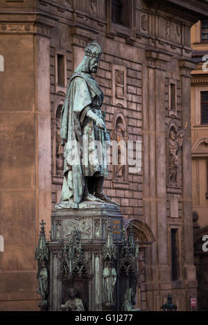 Statue de Charles IV par l'église Saint François Seraphicus, Prague, République Tchèque, Europe Banque D'Images