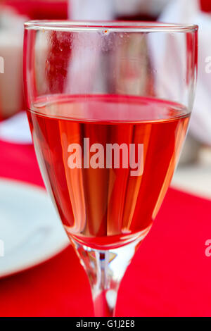 Un verre de vin rose avec une tache sur le dessus de la lèvre Banque D'Images