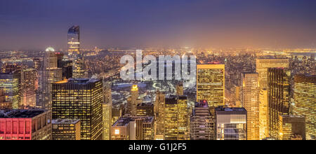 Horizon de Manhattan et parc central dans la neige la nuit, New York, États-Unis Banque D'Images