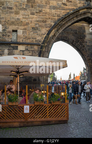 Les touristes au restaurant, près du Pont Charles, de la rue Mostecka, Prague, République Tchèque, Europe Banque D'Images