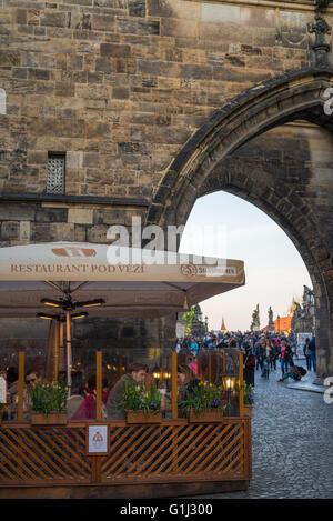 Les touristes au restaurant, près du Pont Charles, de la rue Mostecka, Prague, République Tchèque, Europe Banque D'Images