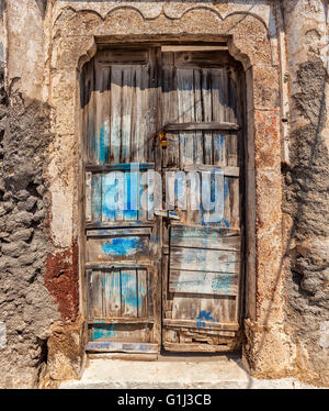 Image d'une vieille porte usée, fait de planches. Santorin, Grèce. Banque D'Images