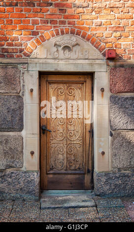 Image de la vieille porte ouvragée en mur de pierre. L'église Holy Trinity, Kristianstad, Suède. Banque D'Images