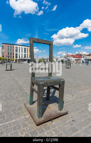 Ghetto juif de Cracovie, vue sur les chaises vides de la Plac Bohaterow Getta symbolisant la suppression des biens par les juifs lors de la seconde Guerre mondiale, en Pologne Banque D'Images
