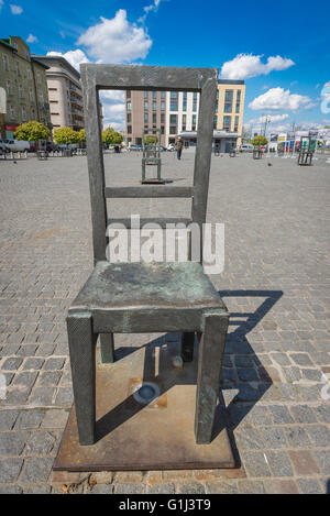 Plac Bohaterow Getta Cracovie, vue d'une chaise vide à Plac Bohaterow Getta symbolisant la suppression des biens par les juifs lors de la seconde Guerre mondiale, Pologne Banque D'Images