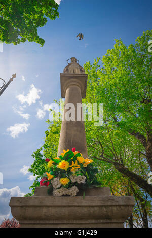 madonna de Cracovie, vue d'un mémorial de la route sous la forme d'une Madonna sur une colonne le long de Rekawka dans le district de Podgorze de Cracovie, Pologne. Banque D'Images